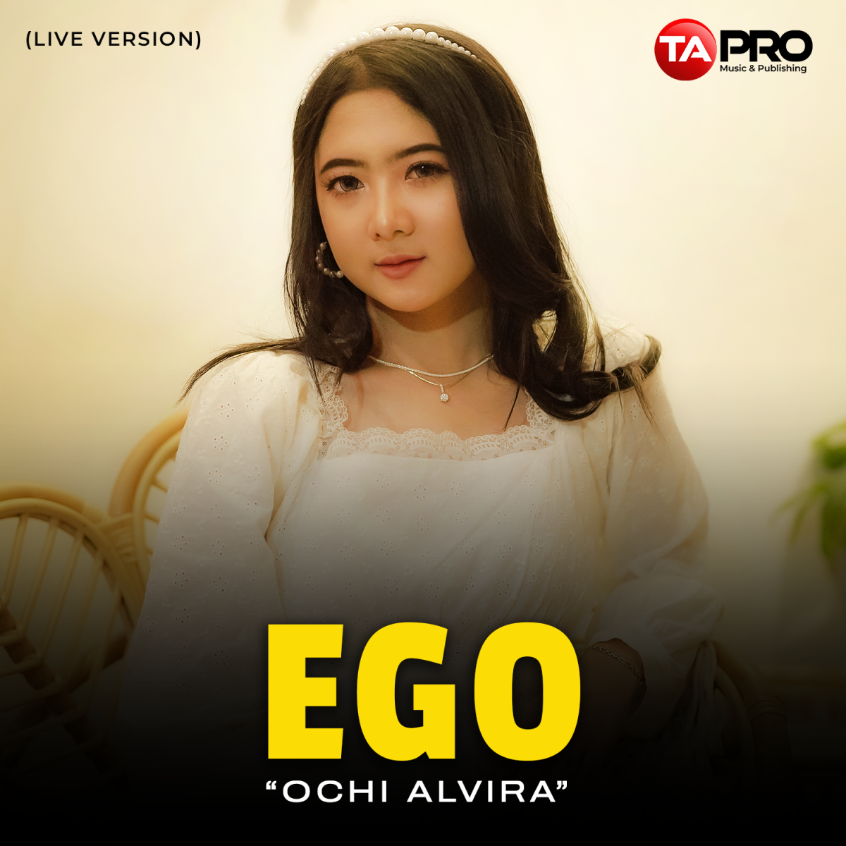 Menggunakan Dress Putih, Ochi Alvira Tampil Cantik di Video Clip Ego!